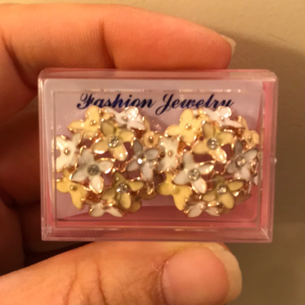 NEW!!💙💎🌸HYDRANGEAS!!🌸💎💙GORGEOUS!! EARRINGS!! - Picture 6 of 10